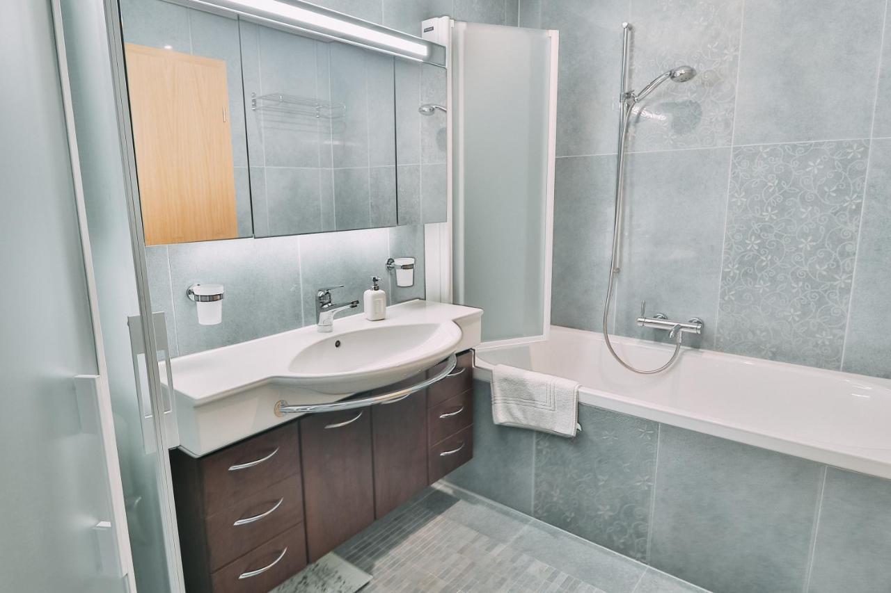 Seehaus Lake View 3-Bedroom Apartment Iseltwald ภายนอก รูปภาพ